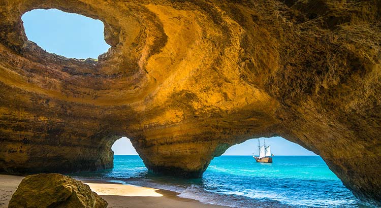 praia-benagil-algarve-portugal