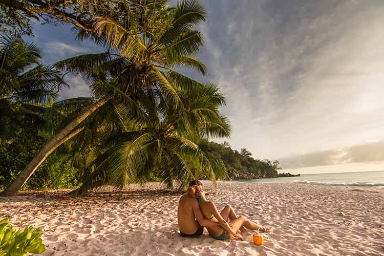 Redenen Seychellen koppel op het strand