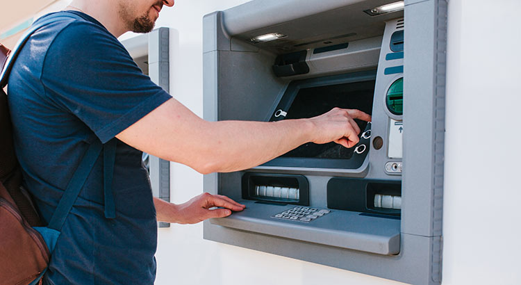 Geld afhalen in het buitenland: alle tips op een rij - dé